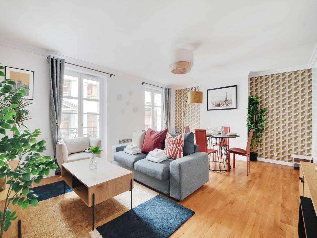 un salon avec un canapé et une table dans l'établissement Charming apartment -1BR-4P- Arc de Triomphe, à Paris