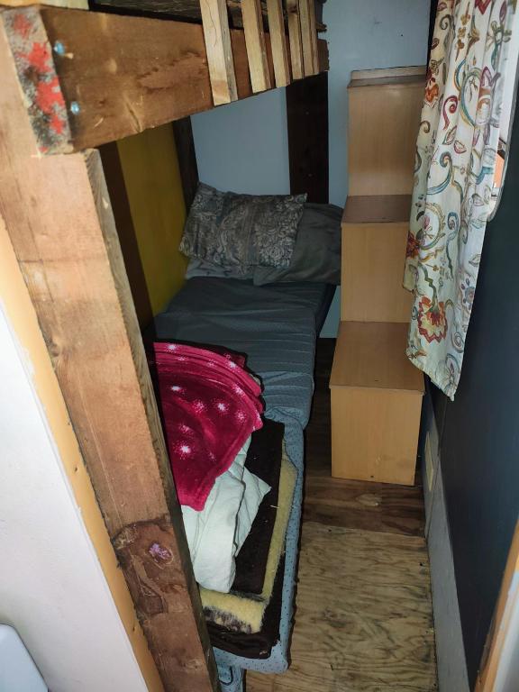 Palanda nebo palandy na pokoji v ubytování Le petit Logis