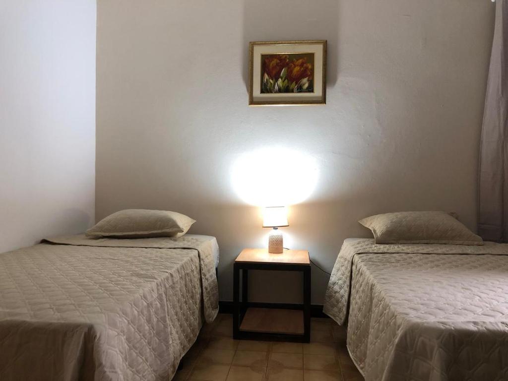 Postel nebo postele na pokoji v ubytování Frida Hostel