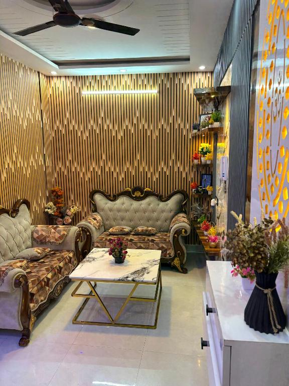 un soggiorno con due divani e un tavolo di Luxury 1 BHK apartment in New Delhi a Nuova Delhi