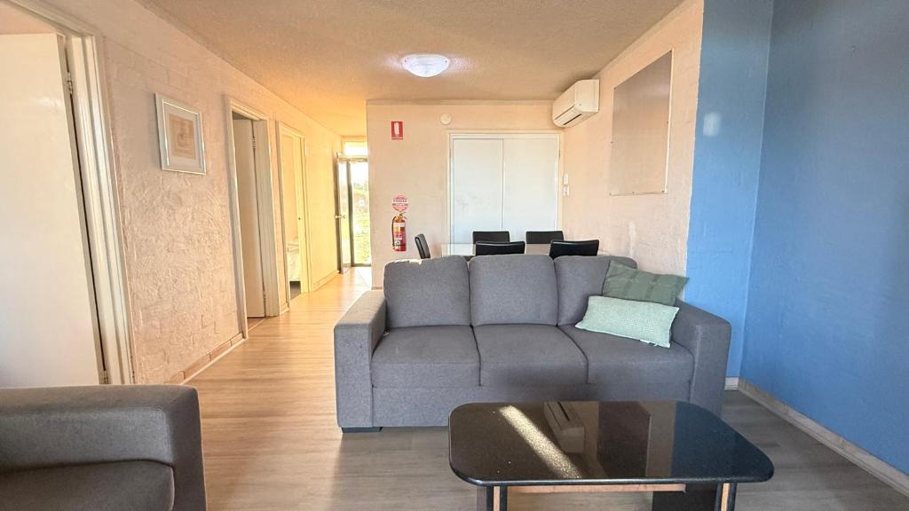 Χώρος καθιστικού στο Riverview Kalbarri 50 | Poolside | Pool | Sleeps 5