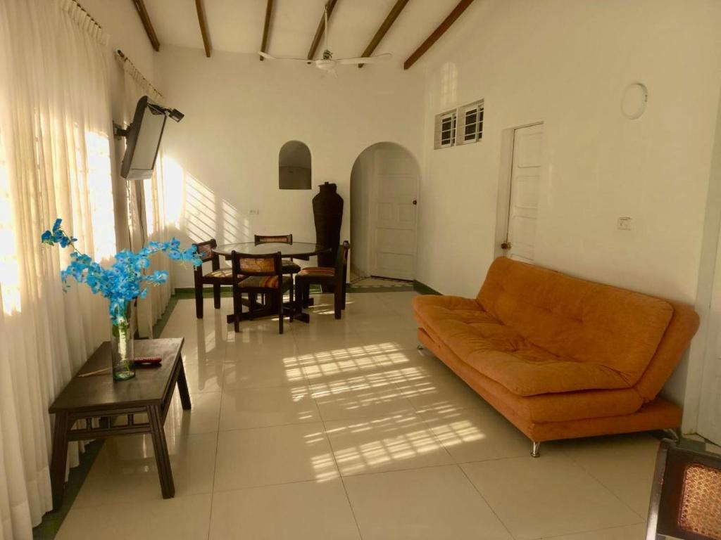 uma sala de estar com um sofá e uma mesa em Hotel mantarraya em Rodadero