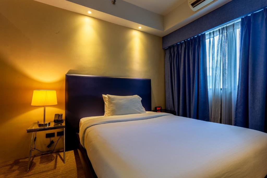 Postel nebo postele na pokoji v ubytování Santorini Hotel