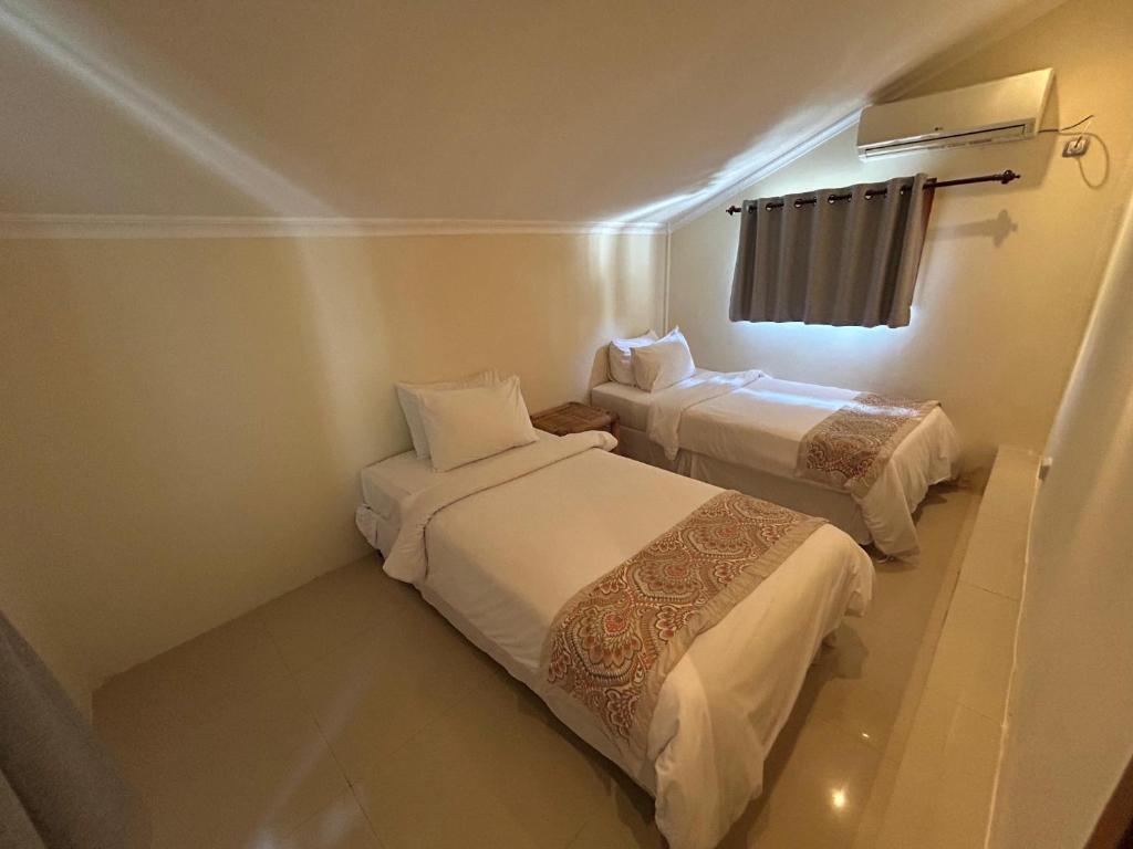 Scallywags Beach Club - 10