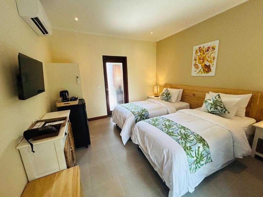 Scallywags Beach Club - 1