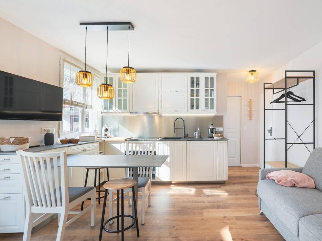 Photo de la galerie de l'établissement Charmant Appartement Rénové Centre-Ville avec Balcon, 4 Couchages, Wifi - FR-1-821-31, à Le Touquet-Paris-Plage