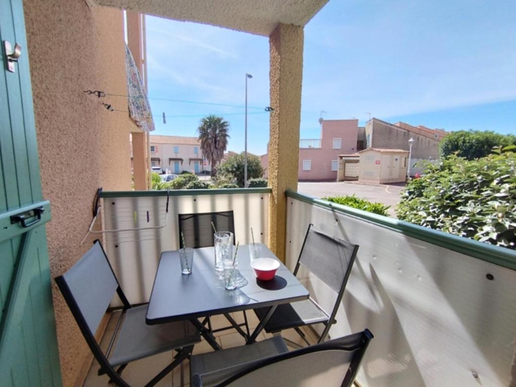 d'une petite table et de chaises sur un balcon. dans l'établissement T2 Saint-Pierre-La-Mer - Parking - 3/4 pers - FR-1-795-63, à Fleury