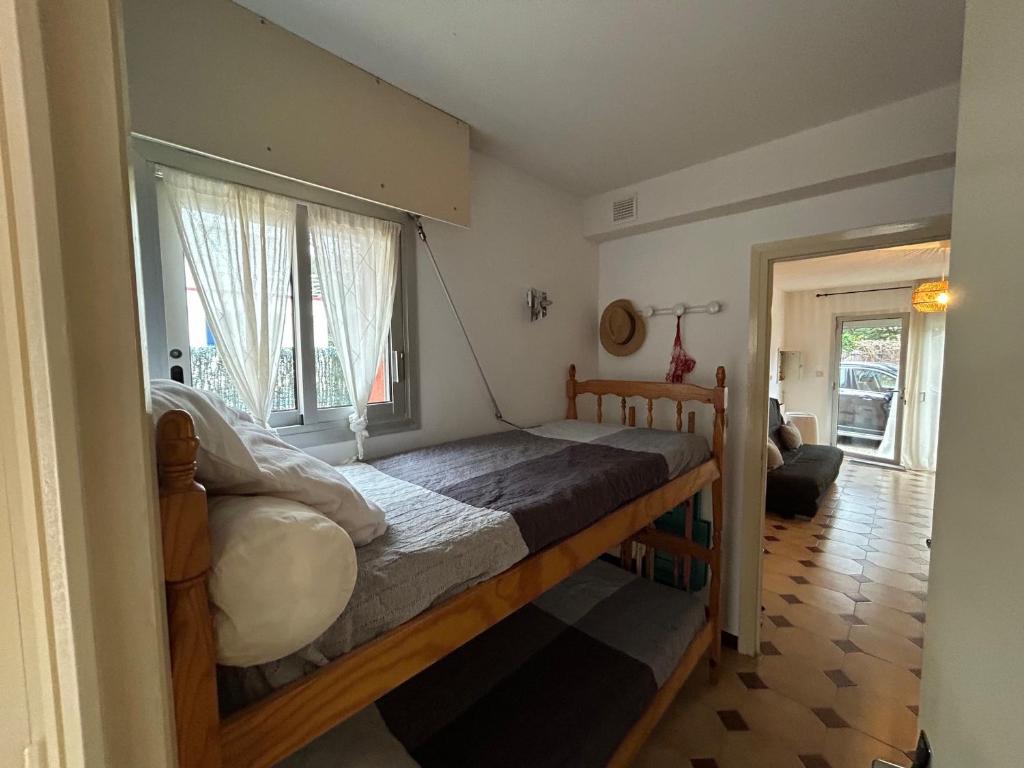 une chambre avec un lit superposé et une fenêtre dans l'établissement Appartement 4 pers. au Racou avec parking, proche plage - FR-1-837-7, à Argelès-sur-Mer