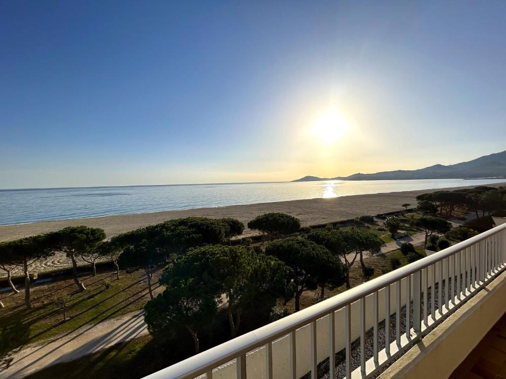 une vue sur la plage depuis le balcon d'un condo dans l'établissement Appartement spacieux 4 pers avec terrasse et parking - FR-1-837-1, à Argelès-sur-Mer