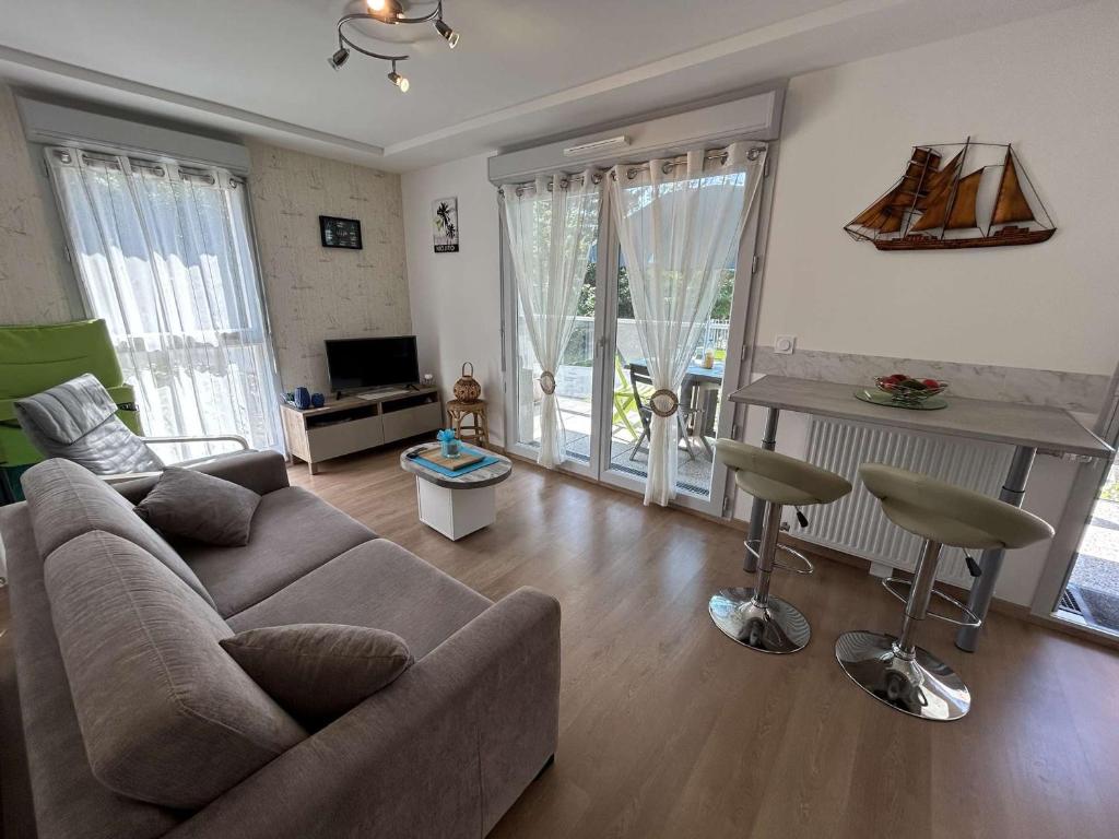 un salon avec un canapé et une table dans l'établissement Appartement moderne 2 pièces, 4 couchages, terrasse et parking sécurisé à Saint-Jean-de-Monts - FR-1-224C-351, à Saint-Jean-de-Monts