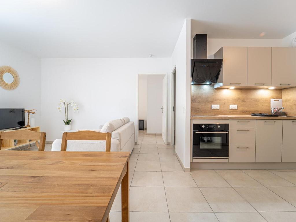 - une cuisine et un salon avec une table en bois dans la chambre dans l'établissement Mimizan Plage - T2 cosy, 4 pers, 400m océan - FR-1-50-180, à Mimizan