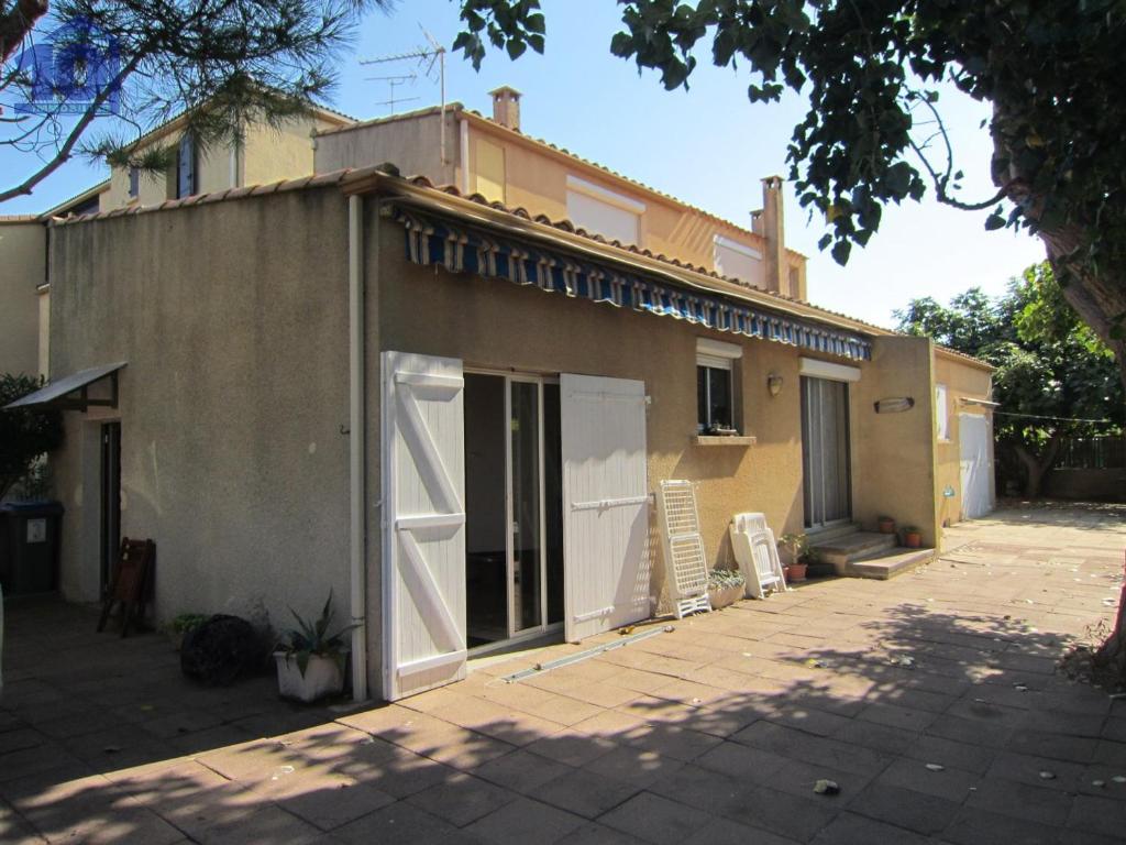 Photo de la galerie de l'établissement Maison 6 pers proche mer avec terrasse et parking - FR-1-781-97, à Valras-Plage