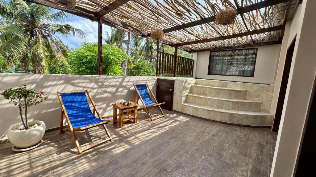 due sedie blu e un tavolo su un patio di Cantika Villa a Gili Trawangan