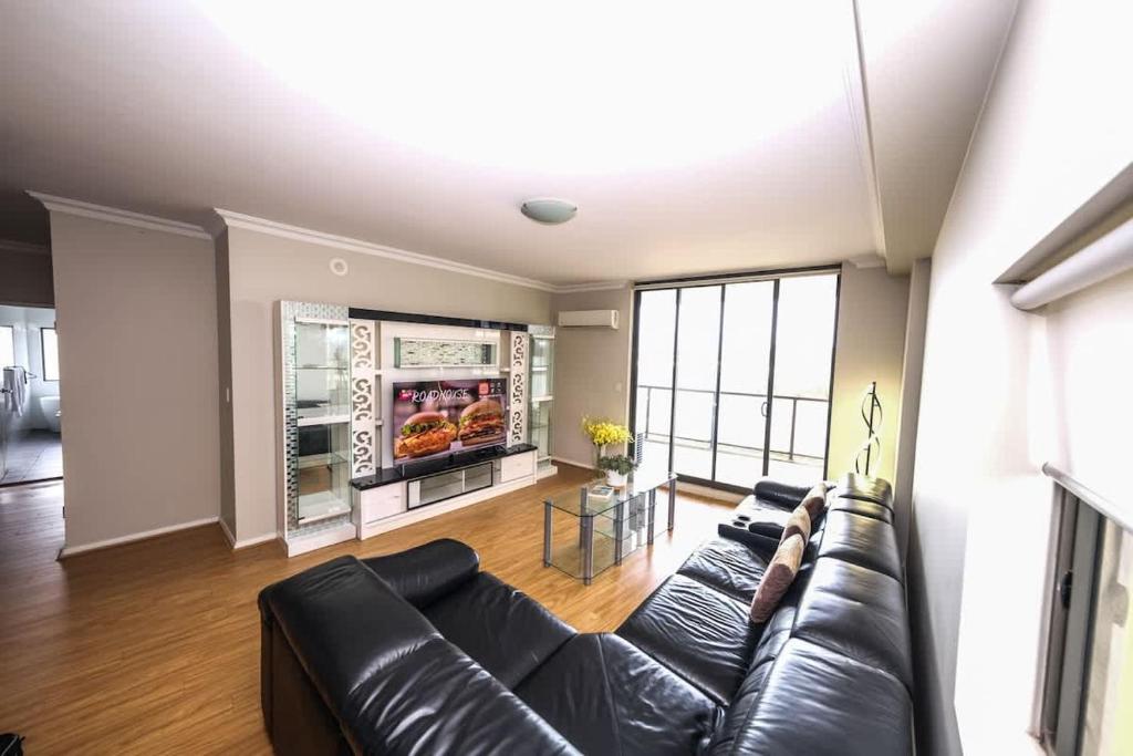 Ruang duduk di Spacious 3 bedroom apt lift access near Parramatta