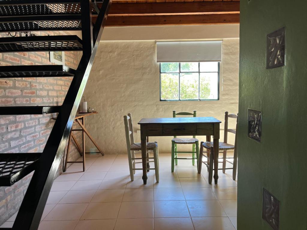 una sala da pranzo con tavolo, sedie e una finestra di La Floridita a Puerto Pirámides