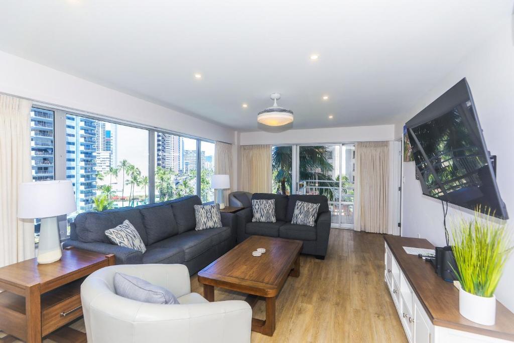 ホノルルにあるFully Furnished Ilikai Tower 525 Condo With Free Wifi, Near Best Waikiki Beaches!のソファとテレビのあるリビングルーム