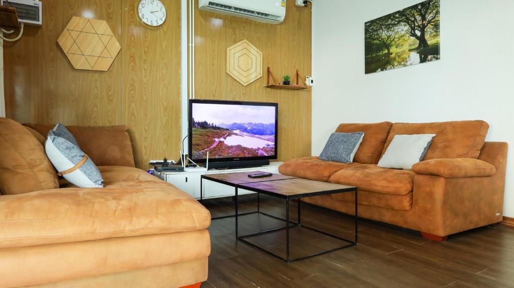 TV a/nebo společenská místnost v ubytování Baan Airport