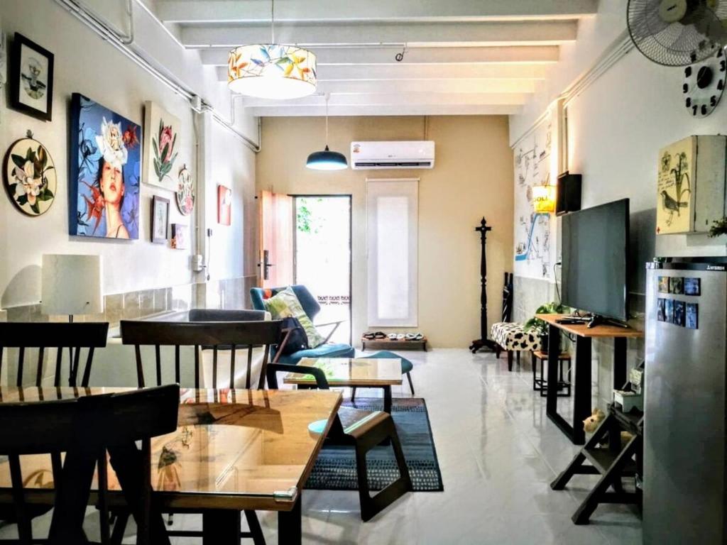 Χώρος καθιστικού στο Gallery house 177-3min walk BTS near icon siam