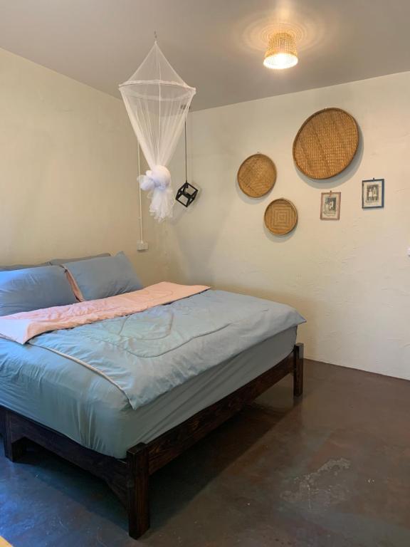 Postel nebo postele na pokoji v ubytování บ้านใจแปงโฮมสเตย์ Ban Jaipang Homestay