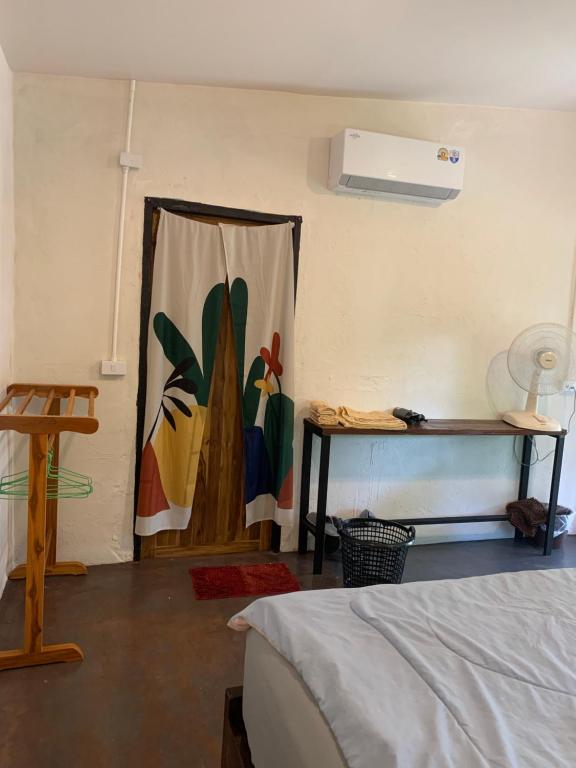 Postel nebo postele na pokoji v ubytování บ้านใจแปงโฮมสเตย์ Ban Jaipang Homestay