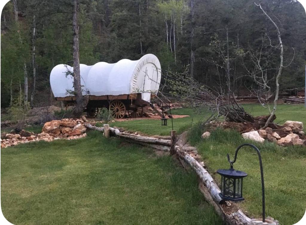 Κήπος έξω από το Whispering Pines Glamping Resort Wagon #3