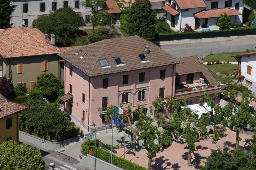 une vue de tête sur une maison dans une ville dans l'établissement Albergo Michieletto, à Valmorea