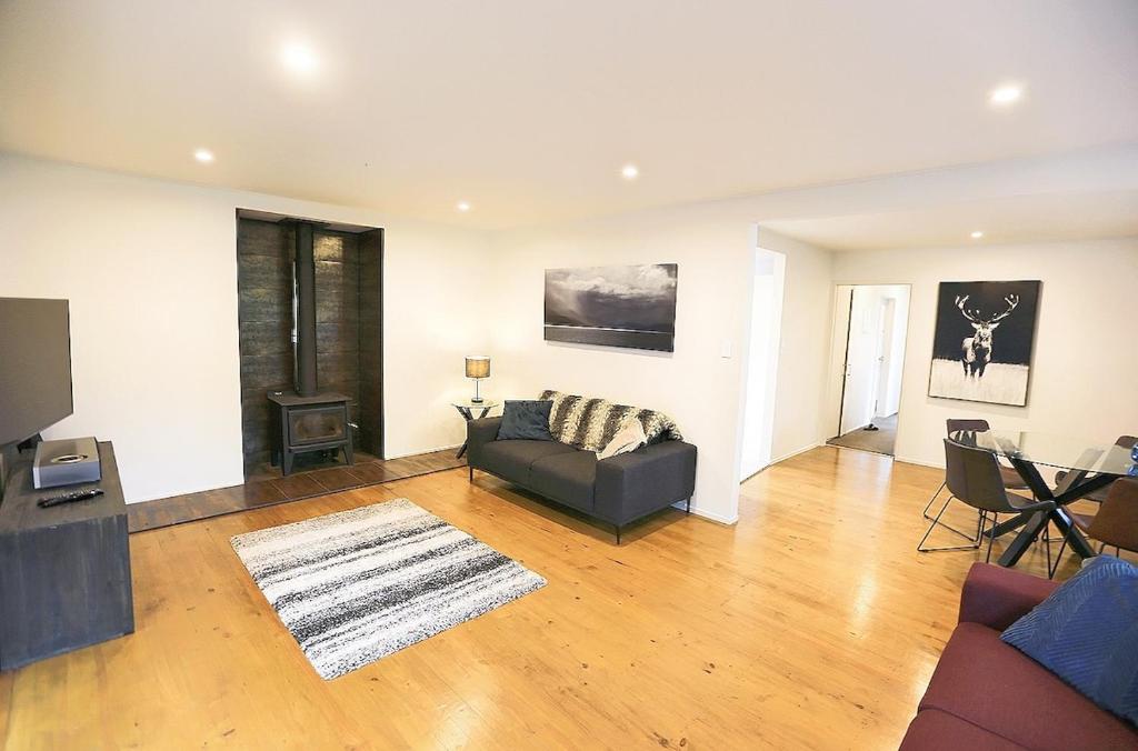 Stunning Mountain Views in Renovated Hamner Home - Resim 1