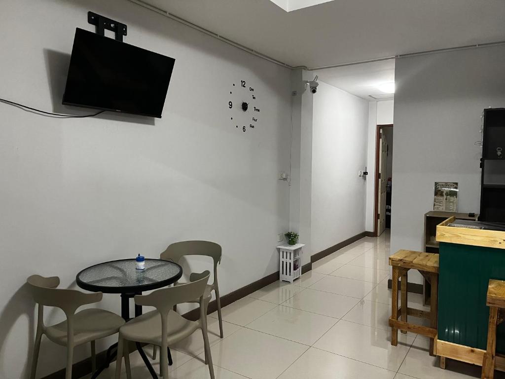 TV a/nebo společenská místnost v ubytování The European House Pattaya