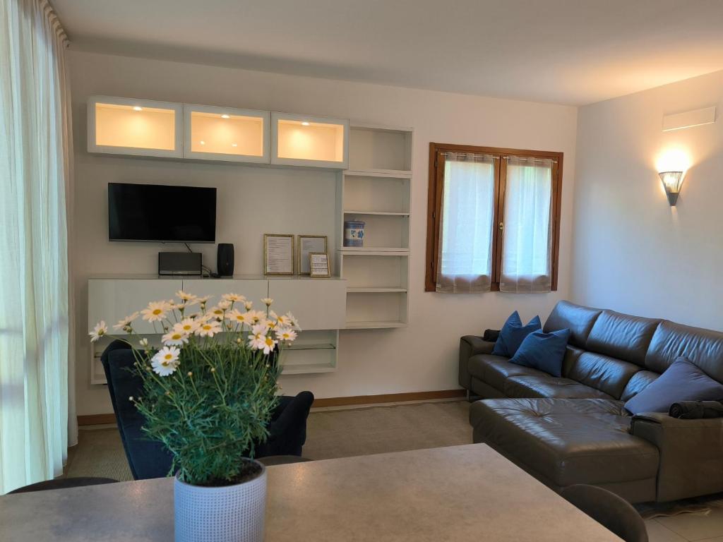 un soggiorno con un divano e un tavolo di Gloria's GARDENIA RETREAT a Como