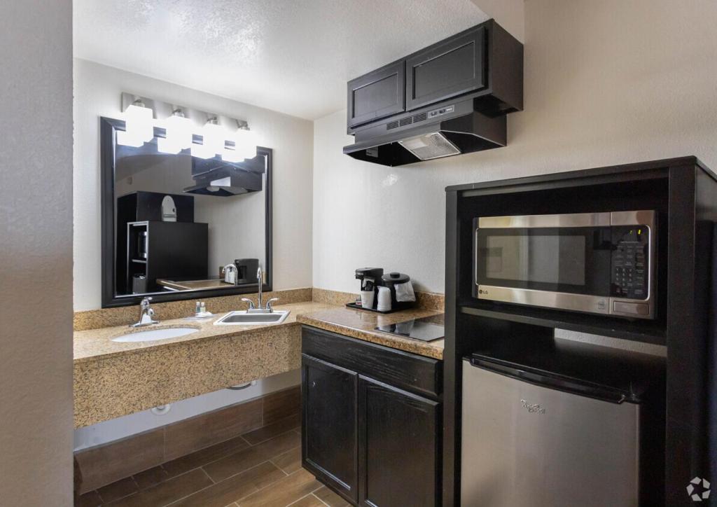 Kuchyň nebo kuchyňský kout v ubytování Quality Inn Amarillo I-40 East