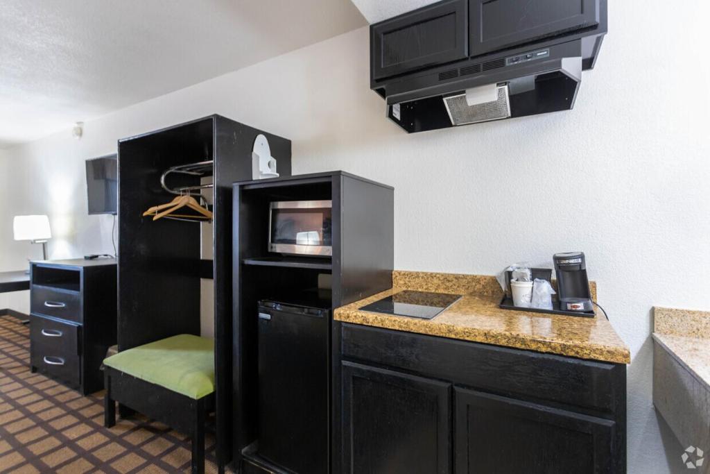 Kuchyň nebo kuchyňský kout v ubytování Quality Inn Amarillo I-40 East