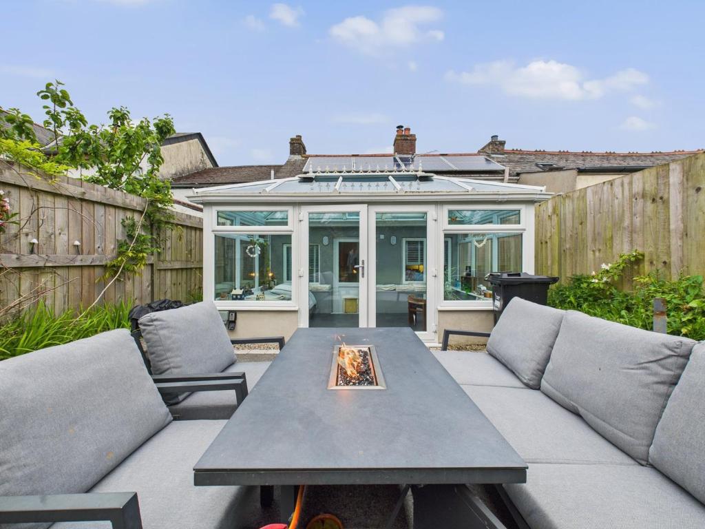 Χώρος καθιστικού στο Delightful Cottage in St Newlyn | Sleeps 5 | Cosy Fireplace | Private Patio & Firepit | Near Newquay Beaches | Free Parking | Family-Friendly | Fast WiFi | Smart TV | Fully Equipped Kitchen | Peaceful Village Location with Pub & Scenic Walks Nearby