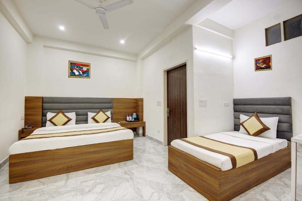 Postel nebo postele na pokoji v ubytování Hotel S B Inn Near New Delhi railway Station Paharganj