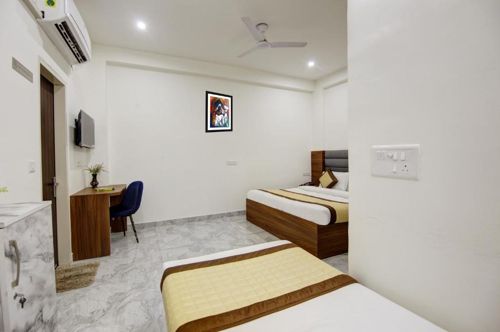 Postel nebo postele na pokoji v ubytování Hotel S B Inn Near New Delhi railway Station Paharganj