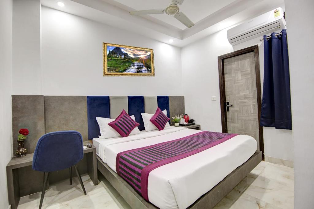 Postel nebo postele na pokoji v ubytování Hotel S B Inn Near New Delhi railway Station Paharganj