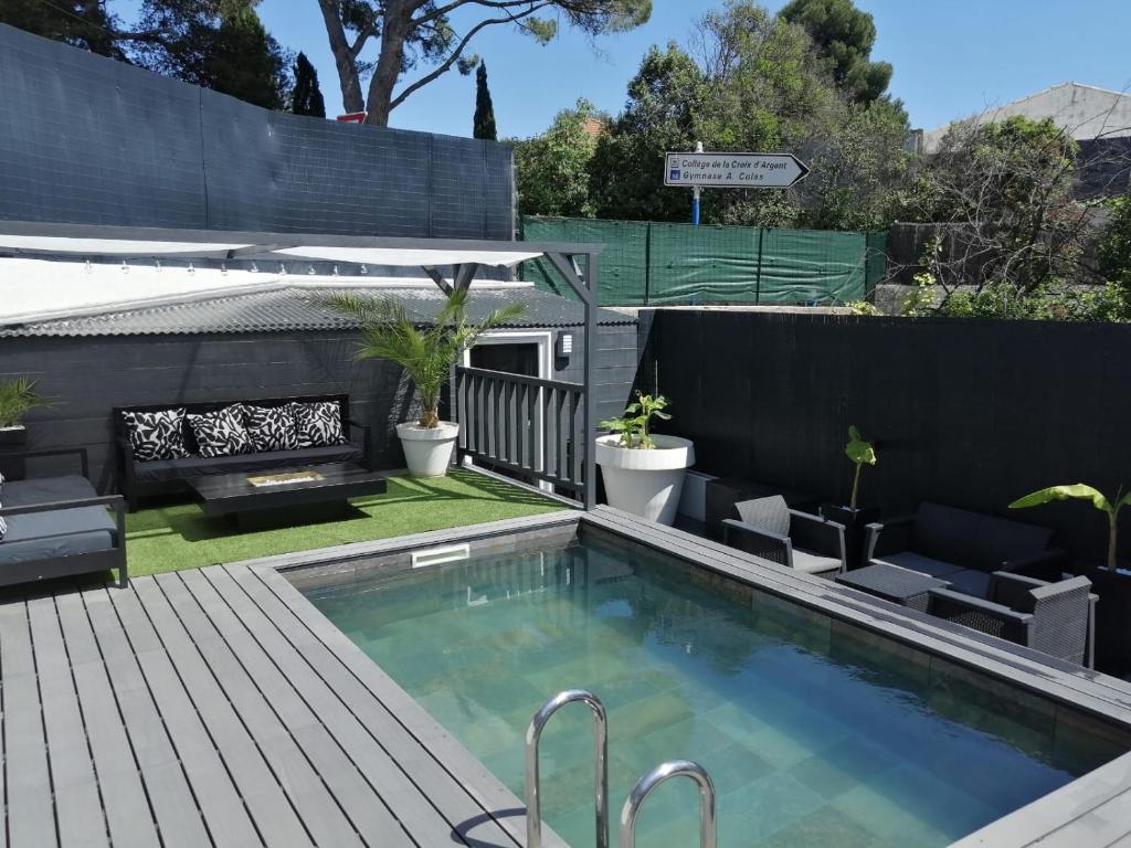 une cour avec une piscine et une clôture dans l'établissement Appartement Montpellier, à Montpellier