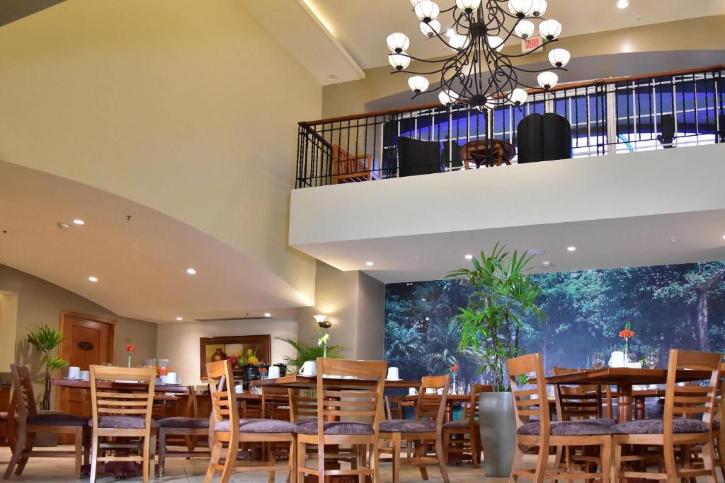 Un restaurante o sitio para comer en Sleep Inn Paseo Las Damas