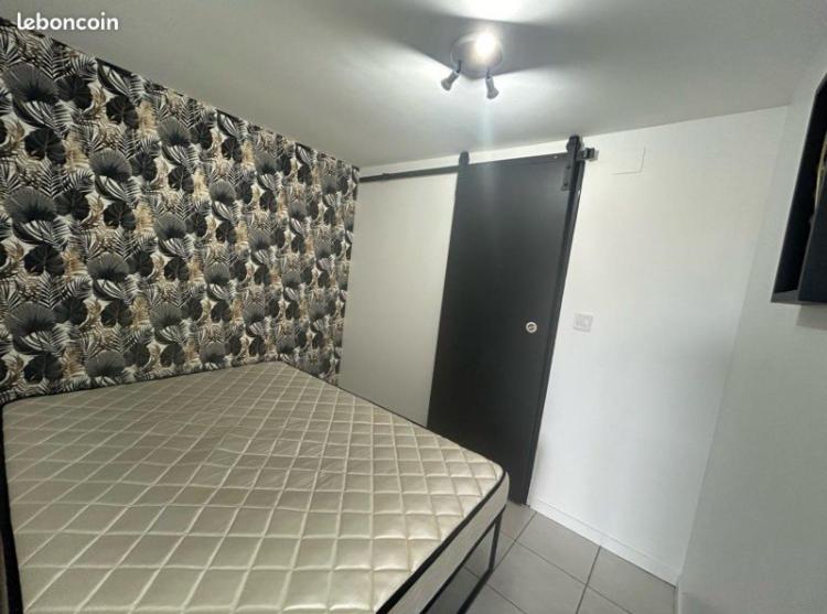 - une chambre avec un lit et une porte noire dans l'établissement Le Barcares l île de la coudalère résidence Jamaica, à La Celle-sous-Gouzon