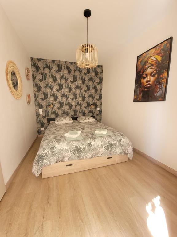 une chambre avec un lit et un tableau au mur dans l'établissement Appartement Caluire-et-Cuire, à Caluire-et-Cuire