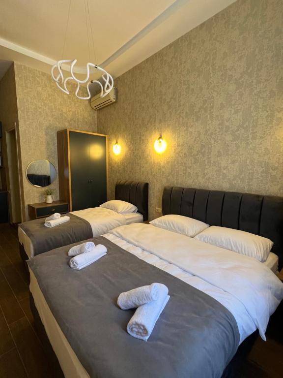 Postel nebo postele na pokoji v ubytování Albatross Luxe Hotel