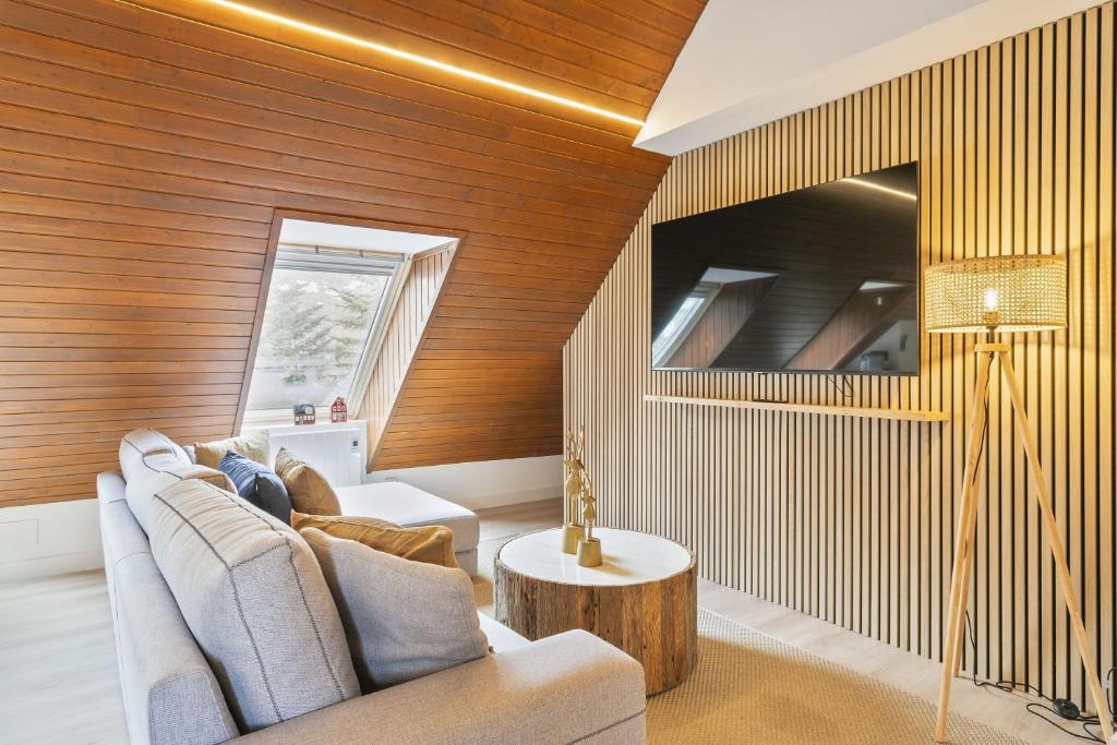 A television and/or entertainment centre at Luderna - Apartamento Mirador Bonaigua