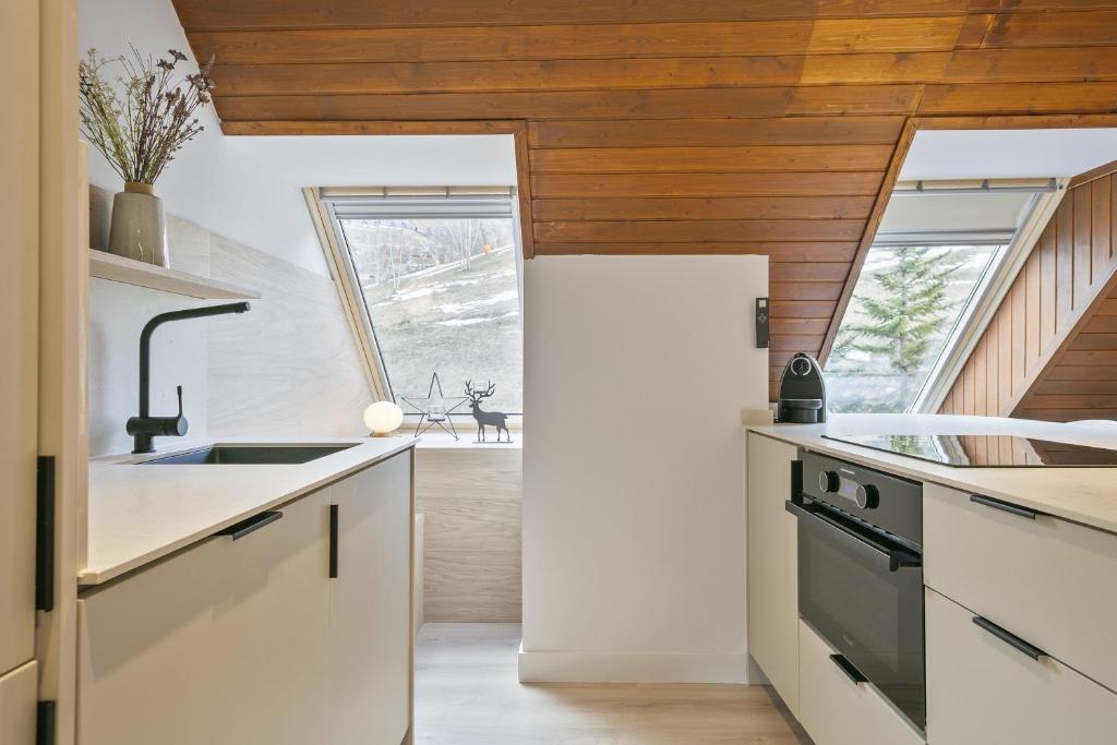 A kitchen or kitchenette at Luderna - Apartamento Mirador Bonaigua