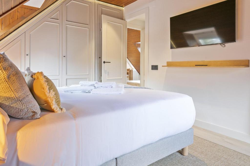 A bed or beds in a room at Luderna - Apartamento Mirador Bonaigua
