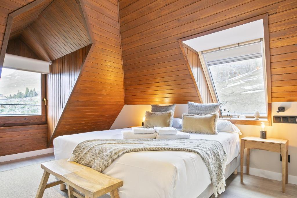 A bed or beds in a room at Luderna - Apartamento Mirador Bonaigua