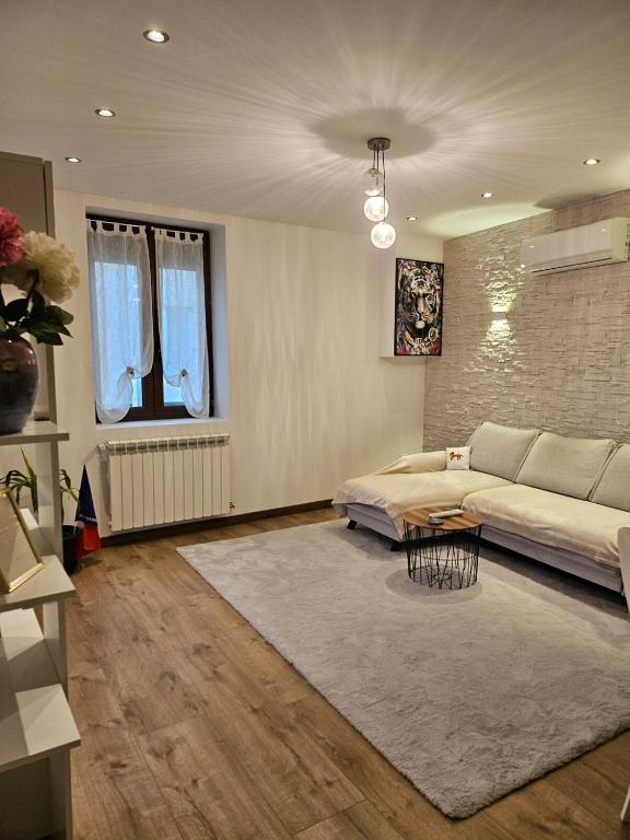 un salon avec un lit et une table dans l'établissement Spacious & Cozy - 3 Bedrooms, à Chasse-sur-Rhône