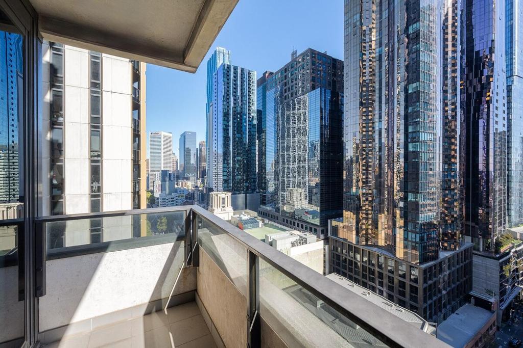 Un balcón con vista a una ciudad en Snug CBD 2BR with Parking Your Winter Hideaway, en Melbourne