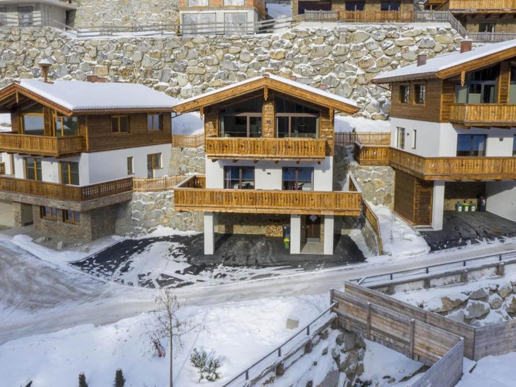 ノイキルヒェン・アム・グロースヴェンエーディガーにあるChalet in Neukirchen near Ski Liftの雪の家のアリアルビュー