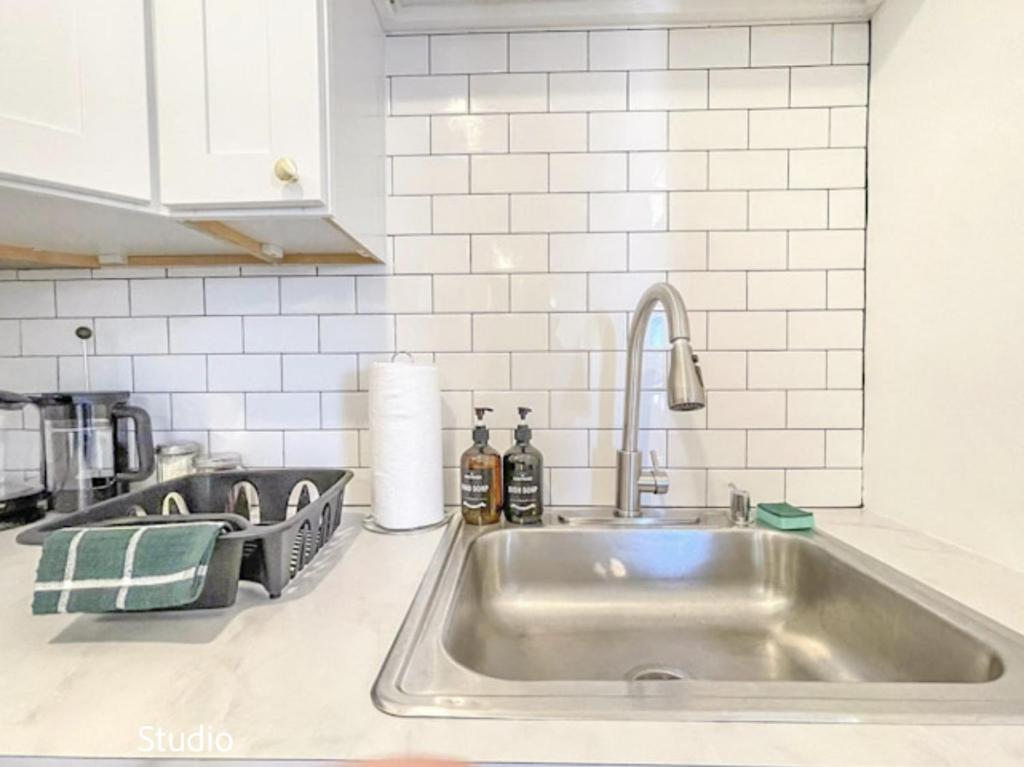 Η κουζίνα ή μικρή κουζίνα στο Studio Near Downtownwi-fiqueenbdhighfall