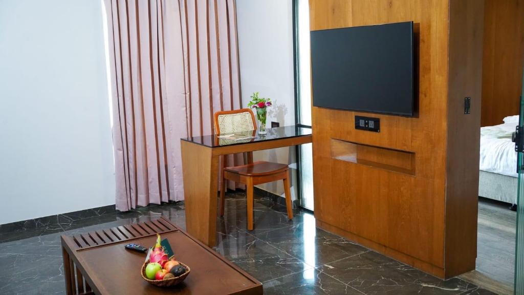TV a/nebo společenská místnost v ubytování The Qubice Hotel, Kolhapur