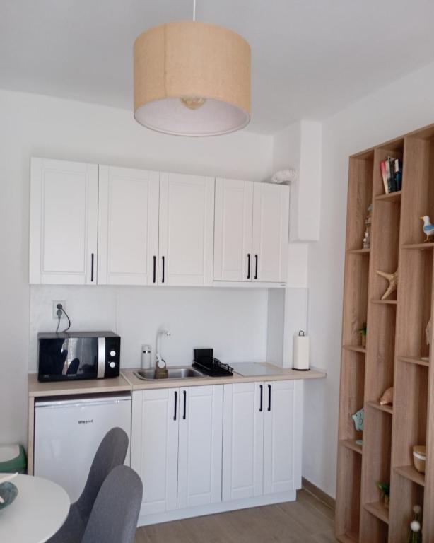 Kuchyň nebo kuchyňský kout v ubytování Lara Sea View apartment